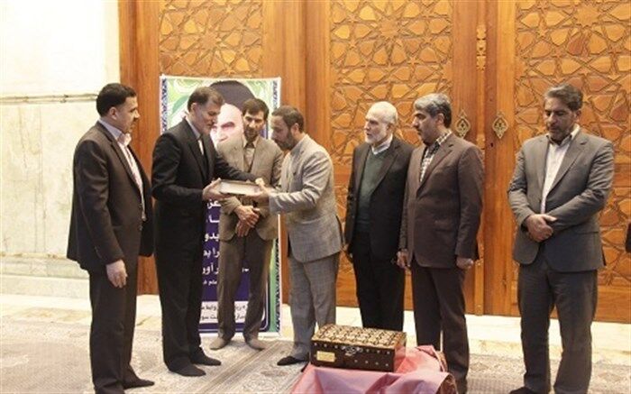 اهدای قرآن دست نویس سوادآموزان به موزه حرم امام خمینی(ره)