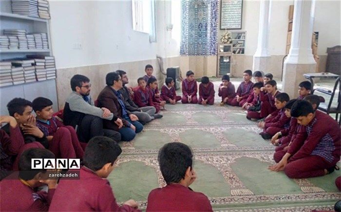 برگزاری جلسه حلقه صالحین دبستان شهید محمد فلاحزاده ابرکوه با هدف بصیرت افزایی