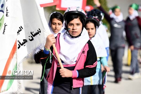 آیین افتتاحیه المپیاد ورزشی درون مدرسه آبادان در دبستان جلال آل احمد