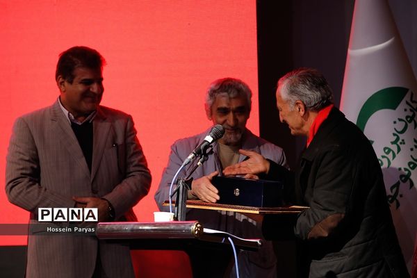 آیین تقدیر از پیشکسوتان و فعالان صنعت اسباب‌بازی