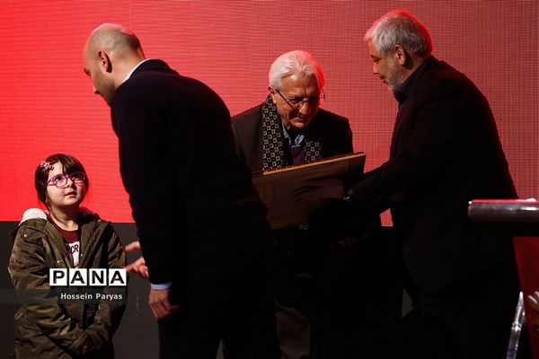 آیین تقدیر از پیشکسوتان و فعالان صنعت اسباب‌بازی