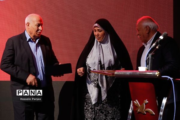 آیین تقدیر از پیشکسوتان و فعالان صنعت اسباب‌بازی