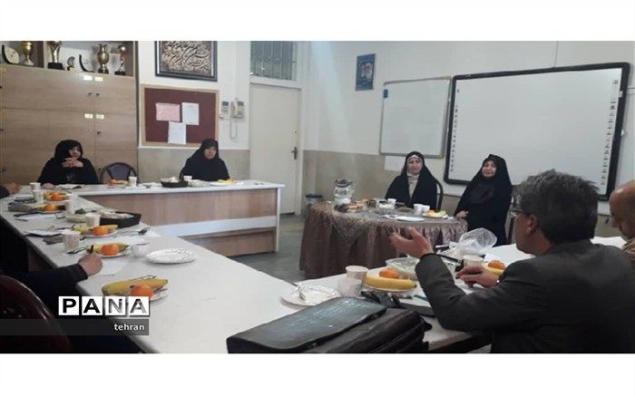 هم اندیشی قطب 3 مدیران آموزش ابتدایی در منطقه۷