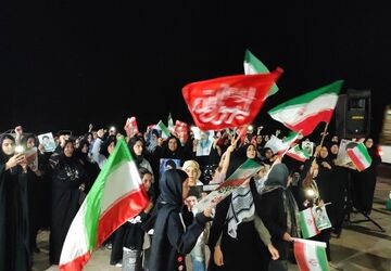 تجمع مردمی بخش افرینه برای حمایت از ایران در شب سی و دوم حضور 