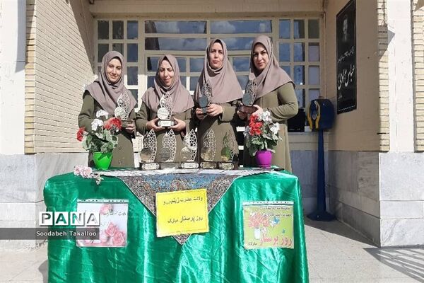 جشن ولادت حضرت زینب (س) در دبستان شاهد ٢ ملایر