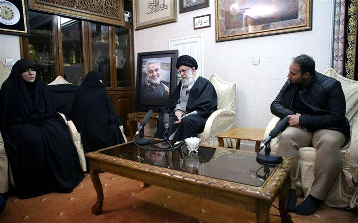 حضور رهبر انقلاب در منزل شهید سلیمانی + تصویر