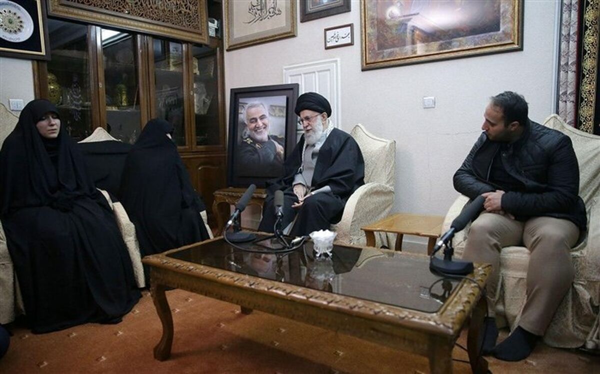 حضور رهبر انقلاب در منزل شهید سلیمانی + تصویر
