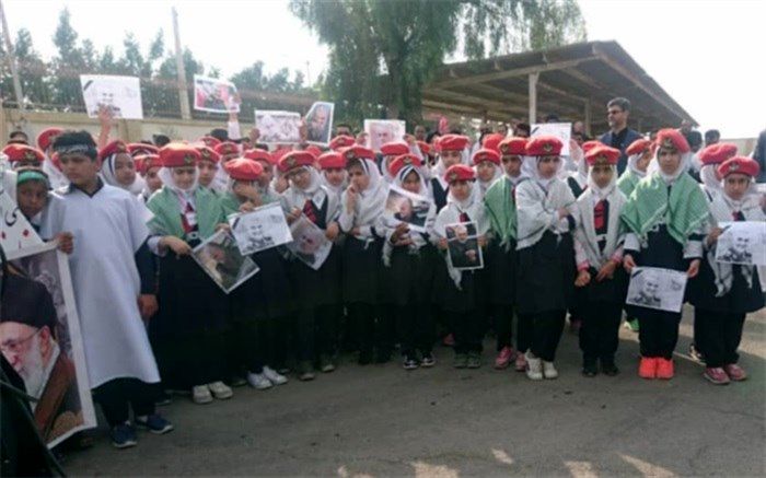 دانش آموزان وفرهنگیان چابهاری در مقابل سپاه این شهرستان تجمع کردند