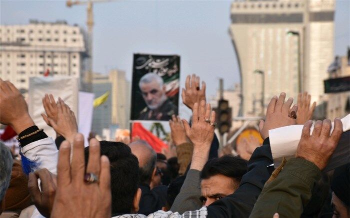 پیکر پاک سردار سلیمانی برای آخرین بار به زیارت امام مهربانی ها مشرف شد