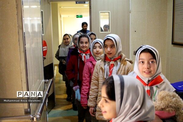 بازدید رئیس سازمان دانش آموزی و تعدادی از دانش آموزان پیشتاز از بیمارستان فرشچیان همدان