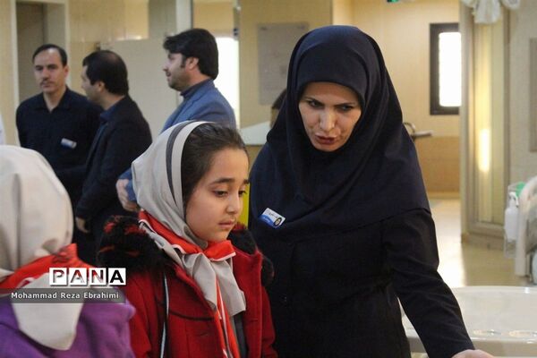 بازدید رئیس سازمان دانش آموزی و تعدادی از دانش آموزان پیشتاز از بیمارستان فرشچیان همدان