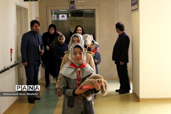 بازدید رئیس سازمان دانش آموزی و تعدادی از دانش آموزان پیشتاز از بیمارستان فرشچیان همدان