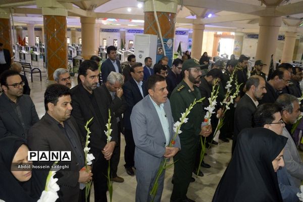 عطر افشانی و گل گزاری قبور مطهر شهدا در آستانه یادواره شهدای فرهنگی و دانش‌آموزی استان بوشهر