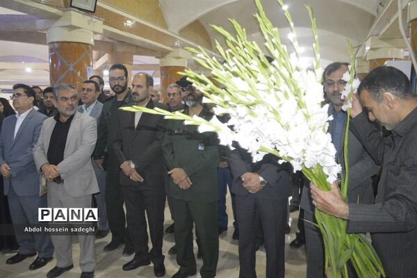 عطر افشانی و گل گزاری قبور مطهر شهدا در آستانه یادواره شهدای فرهنگی و دانش‌آموزی استان بوشهر