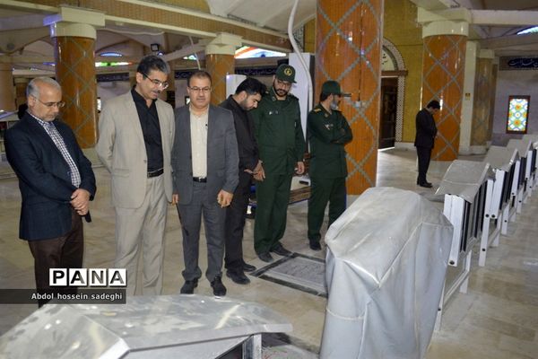 عطر افشانی و گل گزاری قبور مطهر شهدا در آستانه یادواره شهدای فرهنگی و دانش‌آموزی استان بوشهر