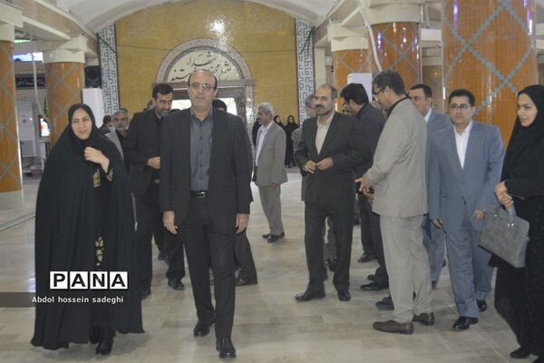 عطر افشانی و گل گزاری قبور مطهر شهدا در آستانه یادواره شهدای فرهنگی و دانش‌آموزی استان بوشهر