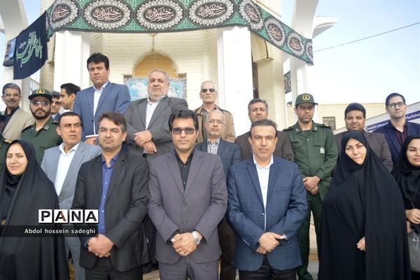عطر افشانی و گل گزاری قبور مطهر شهدا در آستانه یادواره شهدای فرهنگی و دانش‌آموزی استان بوشهر