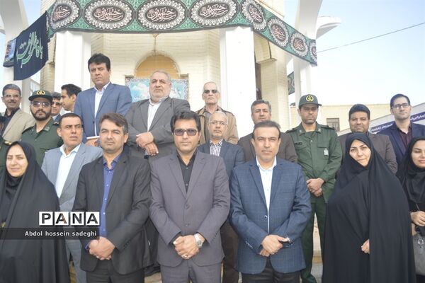عطر افشانی و گل گزاری قبور مطهر شهدا در آستانه یادواره شهدای فرهنگی و دانش‌آموزی استان بوشهر