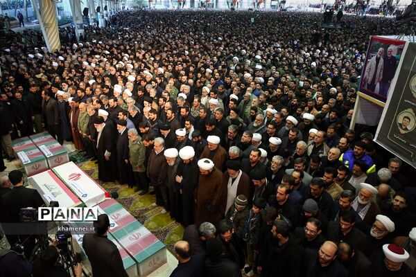 اقامه نماز بر پیکر شهید سپهبد قاسم سلیمانی و یاران مجاهد او
