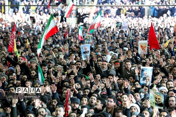 اقامه نماز بر پیکر شهید سپهبد قاسم سلیمانی و یاران مجاهد او