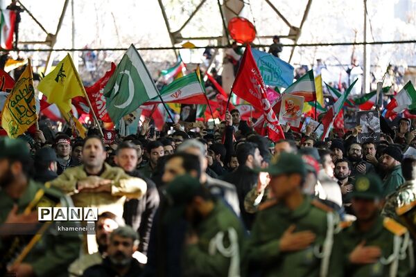 اقامه نماز بر پیکر شهید سپهبد قاسم سلیمانی و یاران مجاهد او