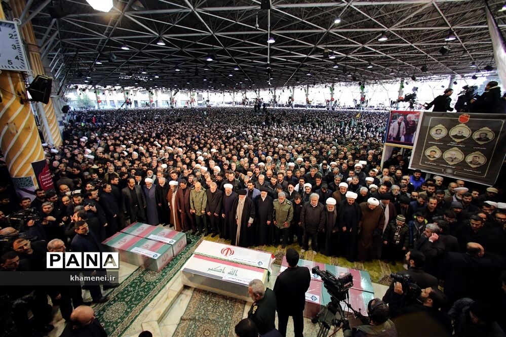 اقامه نماز بر پیکر شهید سپهبد قاسم سلیمانی و یاران مجاهد او