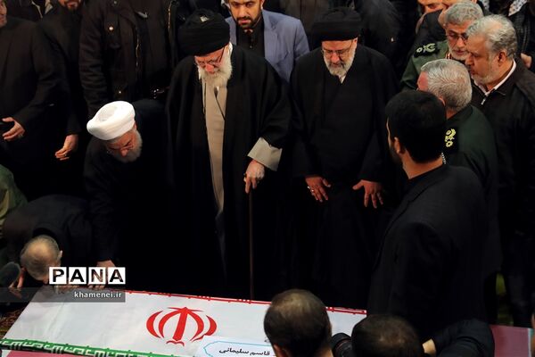 اقامه نماز بر پیکر شهید سپهبد قاسم سلیمانی و یاران مجاهد او
