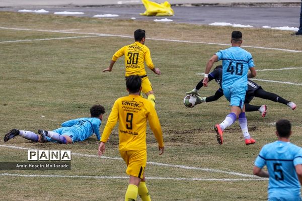 دیدار تیم های فوتبال نود ارومیه و علم و ادب تبریز