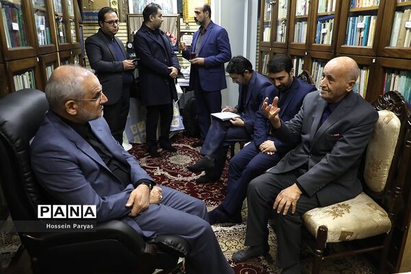 دیدار  و تکریم وزیر آموزش و پرورش از دو بازنشسته فرهنگی