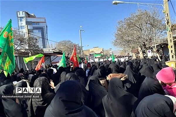 تجمع بی سابقه مردم اسدآباد همزمان با تشییع پیکر شهید سپهبد سلیمانی در کرمان