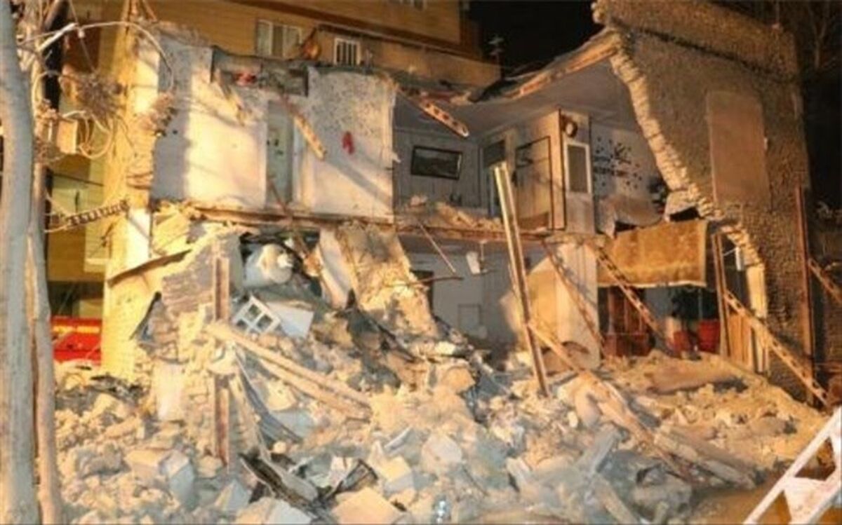 تخریب ساختمان دو طبقه و نجات معجزه‌آسای دو نفر در مشهد