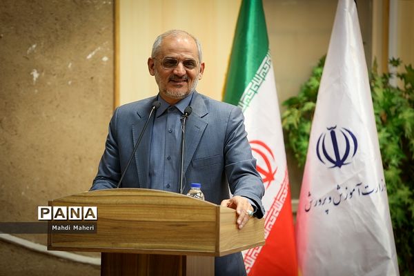 نشست صمیمی وزیرآموزش و پرورش با کارکنان معاونت برنامه ریزی و توسعه منابع آموزش و پروش