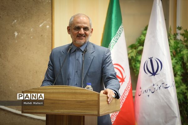 نشست صمیمی وزیرآموزش و پرورش با کارکنان معاونت برنامه ریزی و توسعه منابع آموزش و پروش