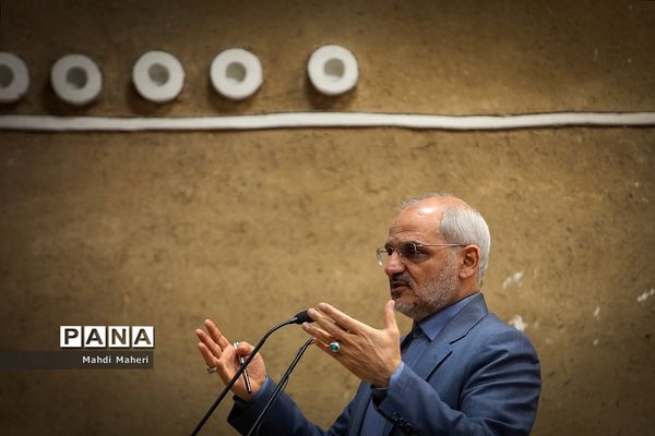 نشست صمیمی وزیرآموزش و پرورش با کارکنان معاونت برنامه ریزی و توسعه منابع آموزش و پروش