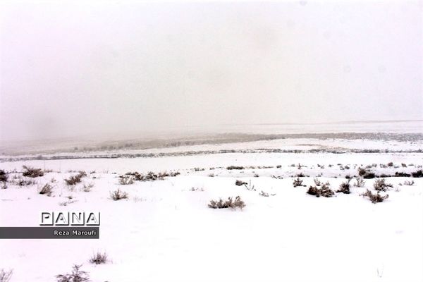 تلاش راهداران در جاده‌های برفی ارومیه