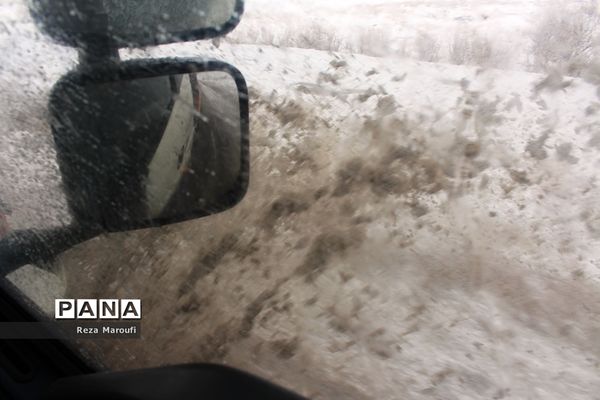 تلاش راهداران در جاده‌های برفی ارومیه