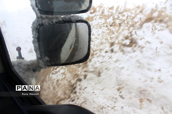 تلاش راهداران در جاده‌های برفی ارومیه