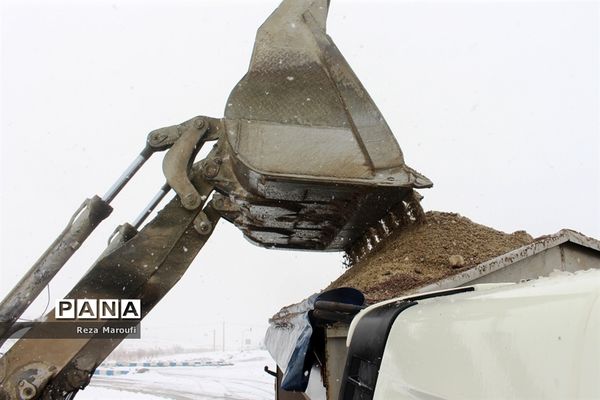 تلاش راهداران در جاده‌های برفی ارومیه