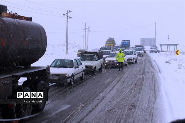 تلاش راهداران در جاده‌های برفی ارومیه