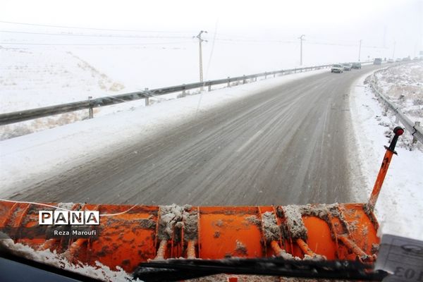 تلاش راهداران در جاده‌های برفی ارومیه