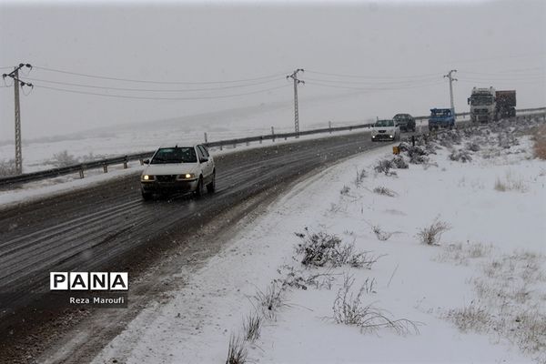 تلاش راهداران در جاده‌های برفی ارومیه