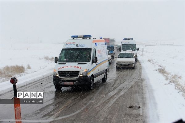 تلاش راهداران در جاده‌های برفی ارومیه