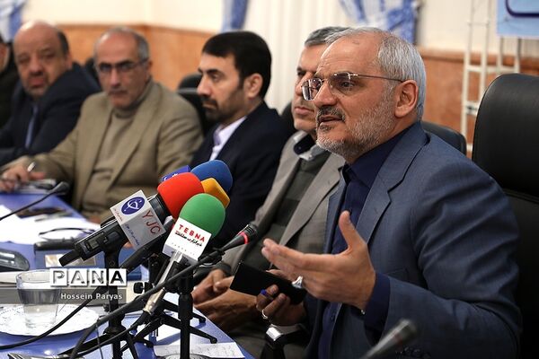 نشست صمیمی وزیر آموزش و پرورش با نمایندگان اولیای دانش‌آموزان کشور