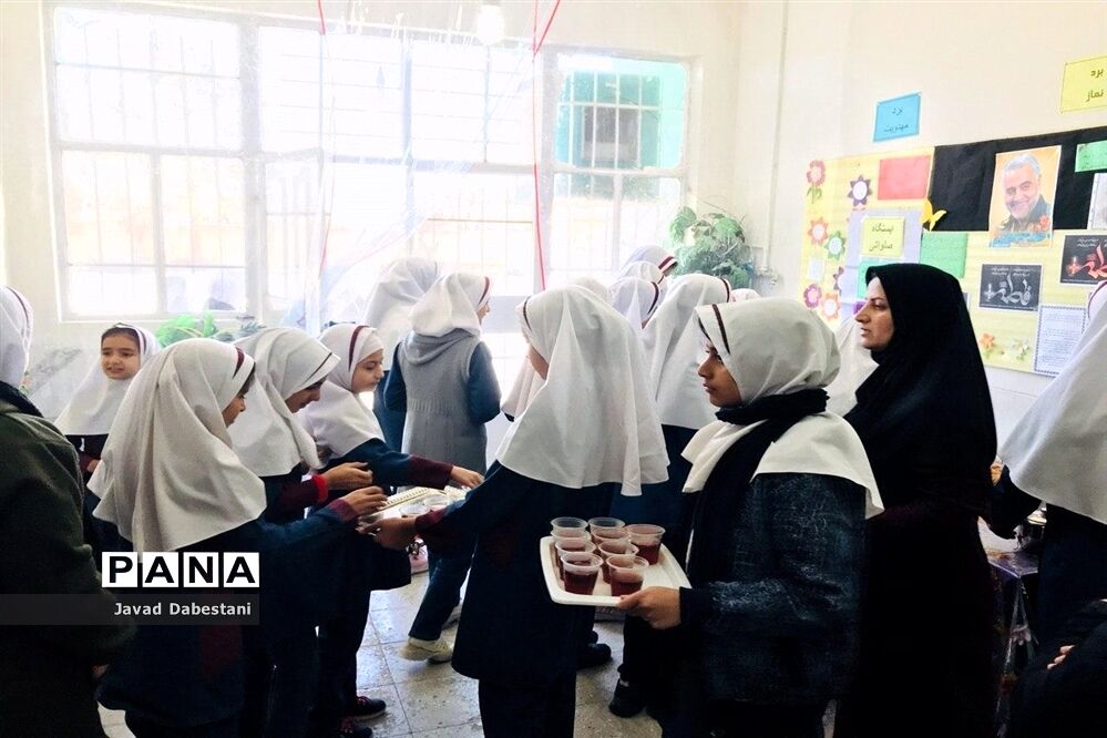 ایستگاه صلواتی دانش آموزان دبستان زکیه مروست بیاد سردار دلها