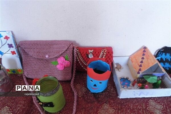 نمایشگاه دست‌ساز دانش‌آموزان شهید محمود زارع ابرکوه