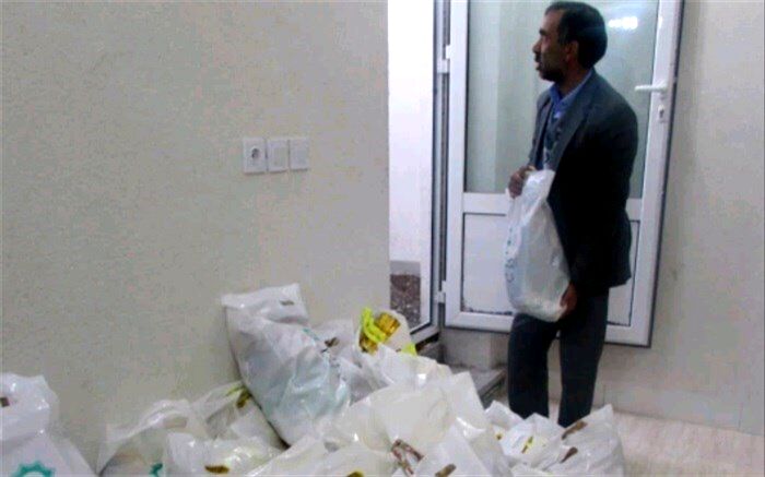 توزیع بسته مواد غذایی بین مددجویان بافقی