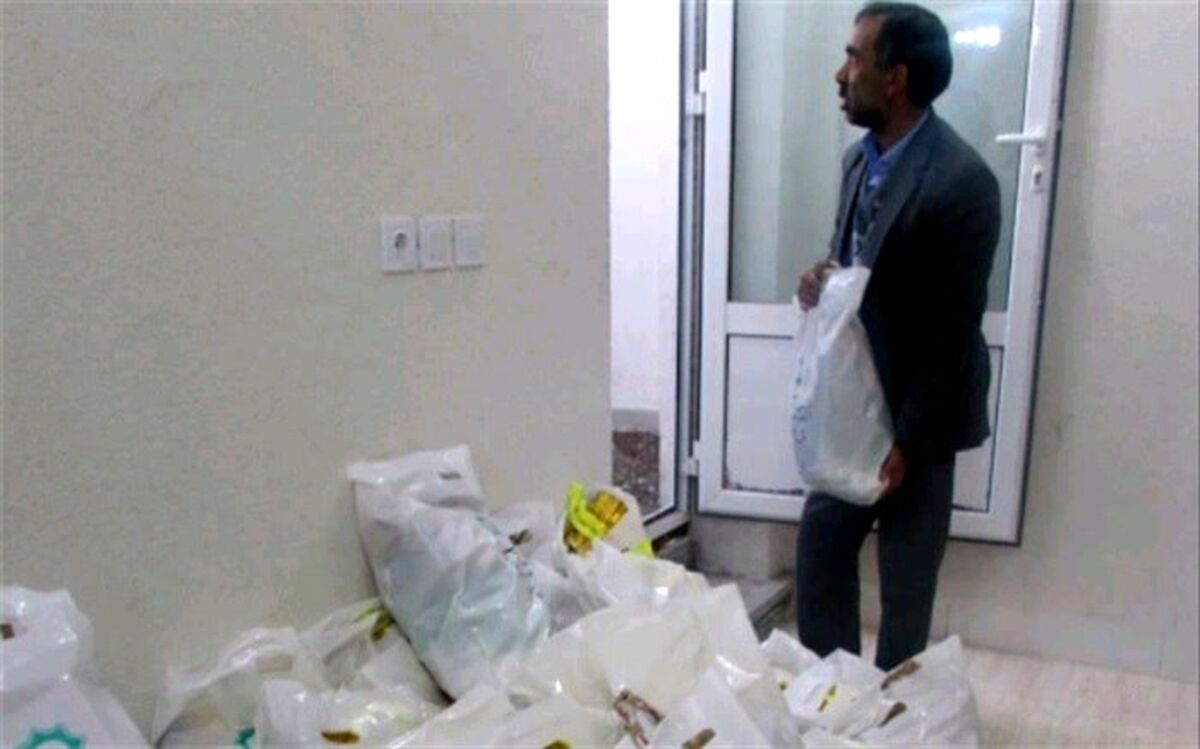 توزیع بسته مواد غذایی بین مددجویان بافقی