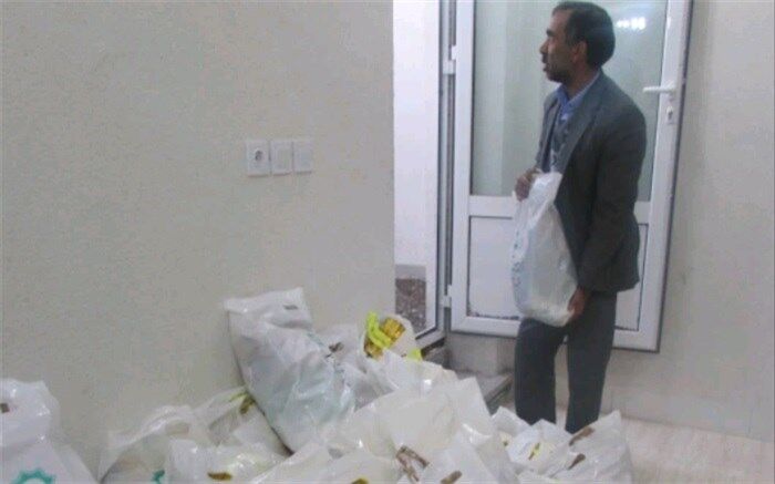 توزیع بسته مواد غذایی بین مددجویان بافقی
