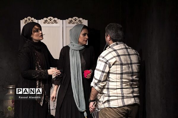اجرای نمایش ازبیرون درسالن کوچک تالار محراب تهران