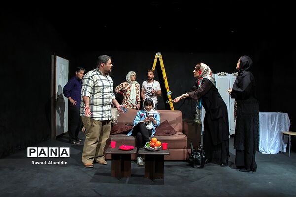 اجرای نمایش ازبیرون درسالن کوچک تالار محراب تهران